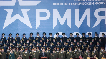 Krievijas prezidents Vladimirs Putins uzstājas militārās tehnikas izstādē Kubinkā. Fonā: armijas koris un orķestris. Foto: ITAR-TASS/LETA