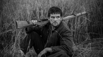 Aktieris Vilis Daudziņš filmā "Ausma" tēlo mazā Jančuka padomju varai nostučīto tēvu. Publicitātes foto