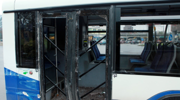 Sadauzīts "Rīgas satiksmes" autobuss. Foto: Ieva Lūka, LETA