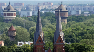 Skats uz ūdenstorņiem un Svētā Franciska Romas Katoļu baznīcu no Latvijas Zinātņu akadēmijas ēkas. Foto: Edijs Pālens, LETA