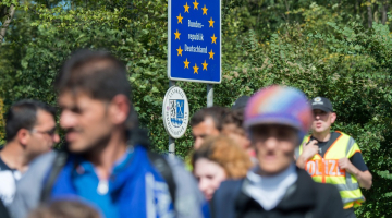 Patvēruma meklētāji šķērso Austrijas-Vācijas robežu. Foto: EPA/LETA