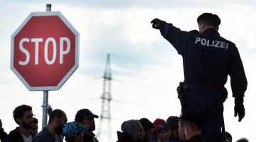 Bēgļi un migranti svētdien uz Ungārijas-Austrijas robežas Nikelsdorfā. Foto: EPA/LETA