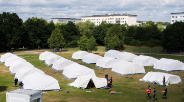Vācijas pilsēta Hamburga 10.jūlijā bija spiesta lemt par ārkārtas situāciju - iekārtoja telšu pilsētiņu Jenfeldes rajonā, lai uzņemtu vairāk nekā 800 bēgļu. Foto: EPA/LETA