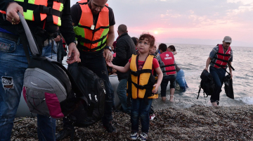 Sīriešu bēgļi, kuri 18.jūnijā ar laivām izcēlās Grieķijas Lesbos salā. Foto: AFP/LETA
