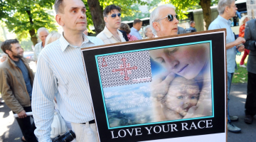 Protesta akcija pret bēgļu uzņemšanu pie valdības ēkas 4.augustā. Foto: Ieva Lūka, LETA
