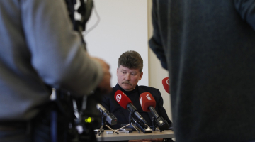 Kur palika mazgāšanas līdzekļi, preses konferencē aizdomājies "Rīgas satiksmes" priekšnieks Leons Bemhens. Foto: Mārtiņš Zilgalvis, F64