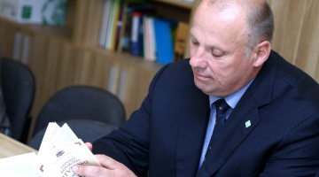 Raimonds Bergmanis lasa Satversmi. Foto: Edijs Pālens, LETA