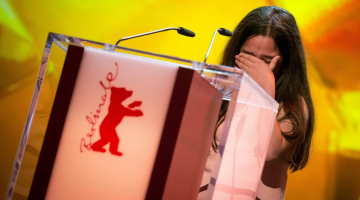 Džafaram Panahi domāto balvu Berlīnes kinofestivāla noslēgumā saņēma Panahi radiniece Hana Saeidi, kura apraudājās uz skatuves. Foto: AFP/LETA