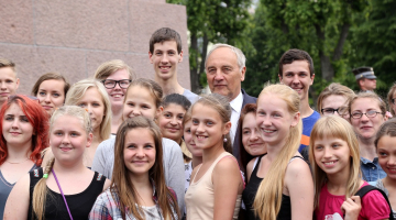 Valsts prezidents Andris Bērziņš fotografējas kopā ar skolēniem pie Brīvības pieminekļa. Foto: Evija Trifanova, LETA