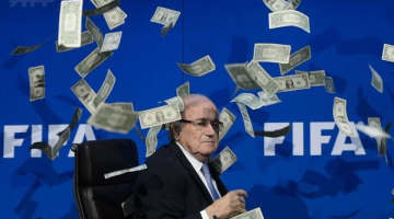 FIFA prezidentu Zepu Blateru pirms preses konferences apber ar viltus dolāriem. Foto: AFP