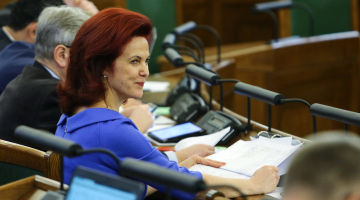 Solvita Āboltiņa (Vienotība) Saeimas sēdē. Foto: Dmitrijs Suļžics, F64