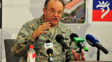 NATO Eiropas spēku komandieris Filips Brīdlovs preses brīfingā Ščecinā. Foto: EPA/LETA