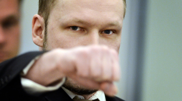 Norvēģijas slepkava Anderss Bērings-Breivīks ar savu dūres sveicienu tiesā. Foto: AFP/LETA