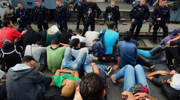 Ungārijas policisti slēguši Budapeštas centrālo staciju migrantu lielā pieplūduma dēļ. Foto: AFP/LETA