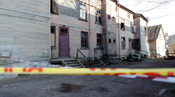 Daļēji sabrukusi divstāvu dzīvojamā māja Buru ielā. Foto: Edijs Pālens, LETA