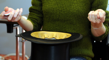 Burvja cepure. Vai no tādas pēdējā brīdī izvilks Latvijas nākamo Valsts prezidentu? Foto: Lita Krone, LETA