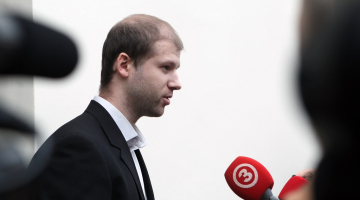 Deniss Čalovskis pēc izlaišanas no Rīgas cietuma. Foto: Edijs Pālens, LETA
