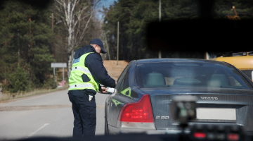 Ceļu policists reidā. Foto: Ieva Čīka, LETA