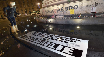Viens no globālajiem riskiem - terorisms. Francijas satīriskā žurnāla "Charlie Hebdo" upurus pēc terorakta piemin joprojām. Foto: AFP/LETA