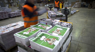 Žurnāla "Charlie Hebdo" jaunākais numurs sapakots, lai nonāktu pie saviem lasītājiem. Foto: AFP/LETA