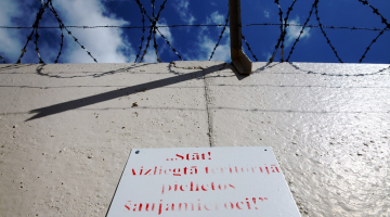 Dzeloņstiepļu žogs ap Olaines cietuma teritoriju. Foto: Ieva Čīka, LETA