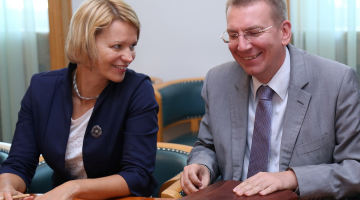 Saeimas Eiropas lietu komisijas sēdes vadītāja Lolita Čigāne ( Vienotība) sarunā ar ārlietu ministru Edgaru Rinkēvič. Foto: Evija Trifanova, LETA