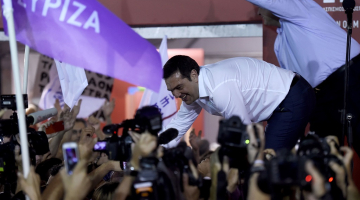 Grieķijas kreisās partijas "Syriza" līderis Aleksis Ciprs saņem apsveikumus. Foto: AFP/LETA