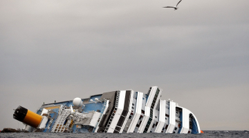Kruīza kuģis "Costa Concordia" 2012.gada janvārī pie Itālijas krastiem. Foto: AFP/LETA