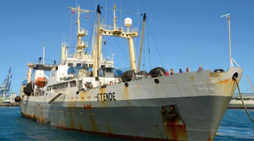 Nogrimušais kuģis "Daļnij Vostok", fotografēšanas brīdī vēl ar veco nosaukumu "Stende". Foto: AFP/LETA