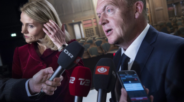 Līdzšinējā Dānijas premjerministre Helle Torninga-Šmita (no kreisās) un opozīcijas līderis Larss Leke Rasmusens. Foto: EPA/LETA