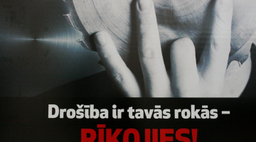Informatīvā izstāde par darba aizsardzības jautājumiem Rīgas Centrālās pasažieru stacijas Lielajā zālē. Foto: Rebeka Žeire, LETA