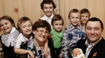 Svetlana Davidova (centrā) kopā ar vīru un bērniem. Foto no petīcijas