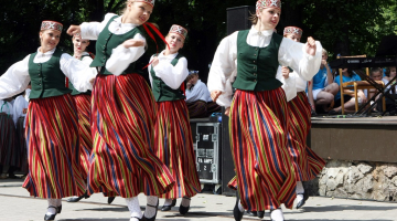 Meitenes dejo. Foto: Edijs Pālens, LETA