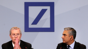 Anšu Džains (pa labi) un Jirgens Fitšens preses konferencē. Foto: EPA/LETA