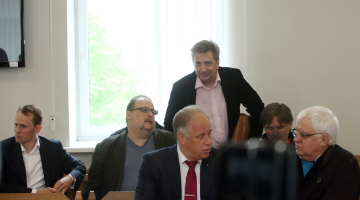 Tiesas sēdē - advokāti Rinalds Bušs (1.rindā no kreisās) un Juris Grīnvalds; apsūdzētie - bijušais "Kempmayer" valdes loceklis Jānis Svārpstons (2.rindā no kreisās), bijušais "Kempmayer Media Limited" meitasfirmas "Kempmayer Media Latvia" valdes loceklis Jānis Zips, uzņēmējs Andrejs Ēķis, SIA "VP Partneri" direktors, bijušais apsardzes uzņēmuma "Falck apsargs" valdes priekšsēdētājs Valdis Purvinskis. Foto: Edijs Pālens, LETA