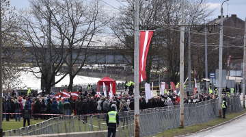 Diždūka pie Nacionālās bibliotēkas. Foto: Pēteris Apinis