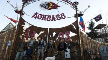"Donbasa nakts vilku" motocikjlistu kluba biedri pie ieejas klubā Luganskā. Foto: AFP/LETA