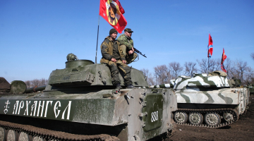 Doņeckas prokrieviskie kaujinieki 10.martā pie Torezas sarīkotajās militārajās mācībās, kā tiek ziņots. Foto: ITAR-TASS/LETA