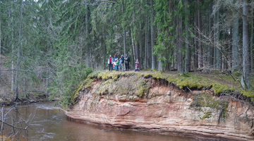 Maršruts gar Amatu no Kārļu zivjaudzētavas līdz Zvārtes iezim virzās apmēram 14 kilometrus.