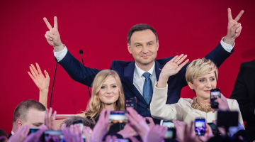 Polijas prezidenta vēlēšanās uzvarējušais Andžejs Duda kopā ar sievu Agatu (pa labi) un meitu Kingu. Foto: AFP/LETA