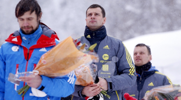 Latvijas skeletonists Martins Dukurs (centrā) kopā ar krievu sportistu Aleksandru Tretjakovu (pa kreisi) un vecāko brāli Tomasu Dukuru pēc Laplaņas trasē notikušā Eiropas čempionāta. 30.janvārī notikušajās sacensībās sliktās ledus kvalitātes dēļ tika atcelts otrais brauciens, kas triumfu Eiropas čempionātā deva Martinam Dukuram, bet Tomass Dukurs ierindojās trešajā vietā. Foto: EPA/LETA