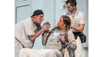 No kreisās: Makmērfija lomā Artūrs Skrastiņš, virsaitis Bromdens — Kaspars Bindemanis un Viljamss — Edijs Zalaks.