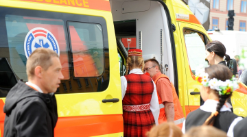 Neatliekamās palīdzības automašīna XI Latvijas skolu jaunatnes dziesmu un deju svētku dalībnieku gājiena laikā. Foto: Ieva Lūka, LETA