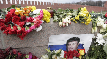 Borisa Ņemcova slepkavības vietā netālu no Kremļa joprojām gulst ziedi. Foto: EPA/LETA