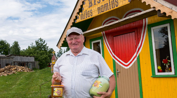 «Tēvs mēdza atspiesties ar muguru pret bišu stropu un sēdēt stundu, divas. Tagad zinu — tas dod mieru, spēku,» saka bitenieks Armands Galviņš. Viņš izveidojis viesiem namiņus, kur gulēt virs stropiem.
