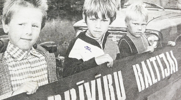 Agris Buzēns (no kreisās), Gatis Augstkalns un Artūrs Augstkalns Baltijas ceļā pirms 26 gadiem.