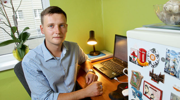 Aldis Bukšs romānu Parādu piedzinēji uzrakstīja pa vakariem, sēžot virtuvē starp logu un ledusskapi.