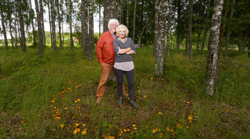 Valda un Haralds birztalā dabiski izaugušā kārtējā gaileņu aplī.