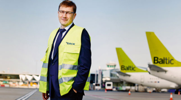 Lidostā Rīga viens no populārākajiem pakalpojumiem ir skolēnu ekskursijas. Lidostas vadītājs Andris Liepiņš cer, ka iepazīšanās ar lidostu radīs interesi tajā strādāt. Viņš aicina jauniešus kļūt par aviācijas tehniķiem. «Labs darbs, bet trūkst meistaru. Ja būtu vairāk aviācijas tehniķu, varētu veidot lidmašīnu remonta biznesu Rīgā.»