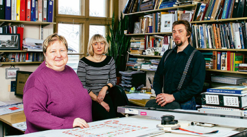 No kreisās: Baiba Eglāja, Daiga Lēvalde un Artūrs Lapiņš.